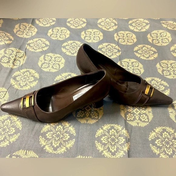 Arnold Churgin size 8 brown leather short heel pumps with gold buckle. Newer con - Picture 8 of 12